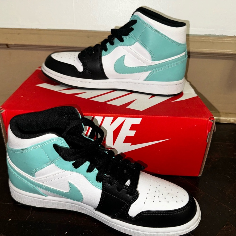 AirJordan 1 Mid ‘ Tropical Twist’